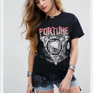 Graphic tee with lace hem